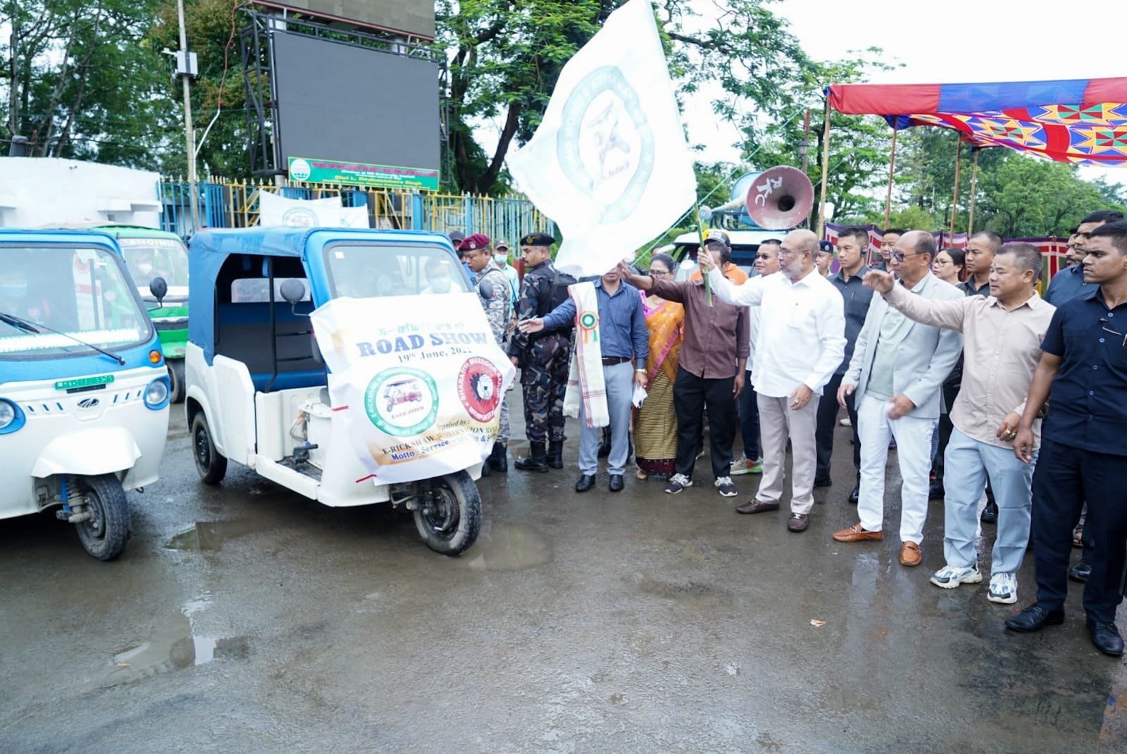 CM n Biren promoting E vehicles in Manipur