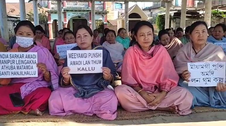 A sit-in protest was held by Yaipha Lamjing Nupi Lup and Eastern Popular Club today at Thoidingjam Lairembi in Khurai for missing Meitei students.
