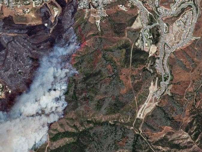 Sandy Fire Rages Through Simi Valley Hills, Forcing Mass Evacuations as Winds Shift 2 Fast-moving Sandy Fire destroys homes and forces over 28,600 residents to evacuate in Simi Valley amid strong Santa Ana winds.
